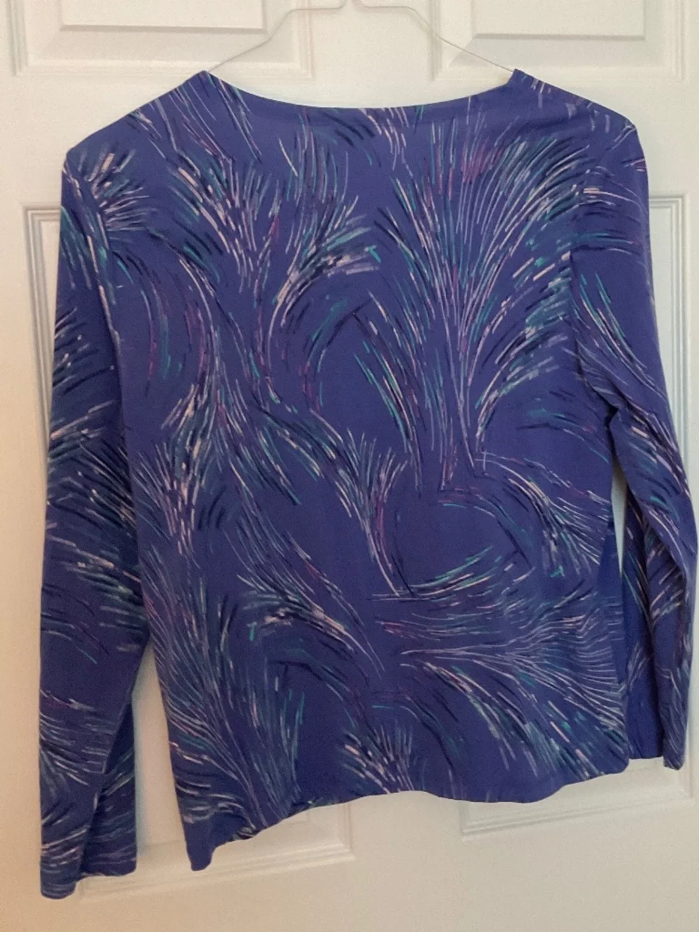 Ladies “Weekends By Chicos” long sleeve, V-Neck top.  Size 2. V. Good Condition! - Picture 3 of 7